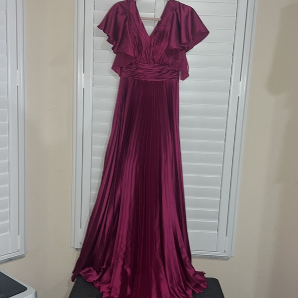 IEENA FOR MAC DUGGAL
Pleated A-Line Flowing Sleeve Gown size 2 new - Picture 5 of 15